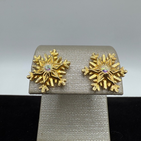Vintage Avon Gold Tone Rhinestone Snowflake Pierced Stud Earrings - Picture 1 of 3